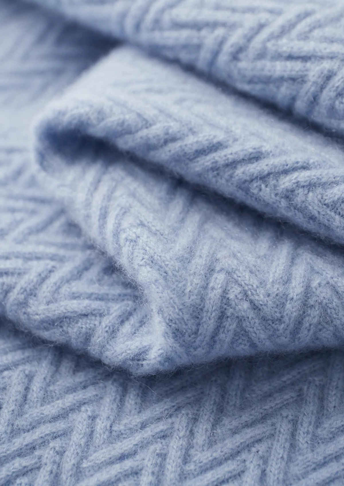 Premium Cashmere Zigzag Button Sweater | Apuro