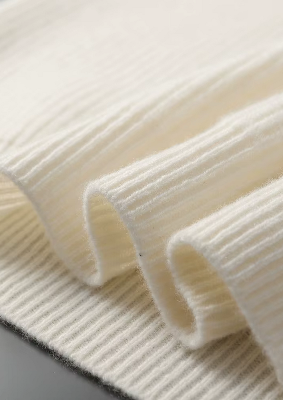 Premium Cashmere Ribbed V-Neck Sweater | Apuro