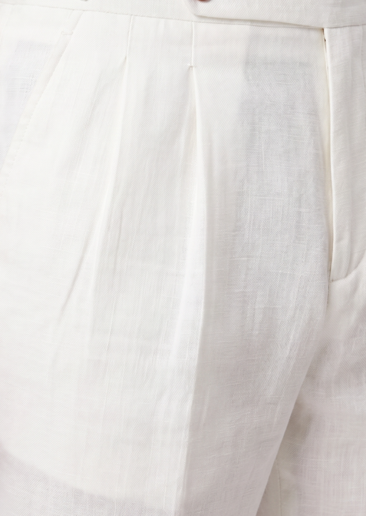 White Pleated Linen Seaside Shorts | Apuro