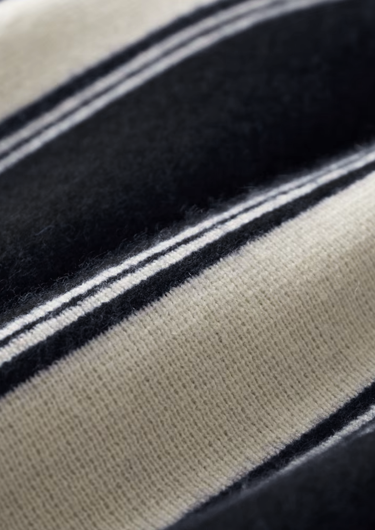 Pure Extra-Fine Merino Wool Black Damien Set | Apuro